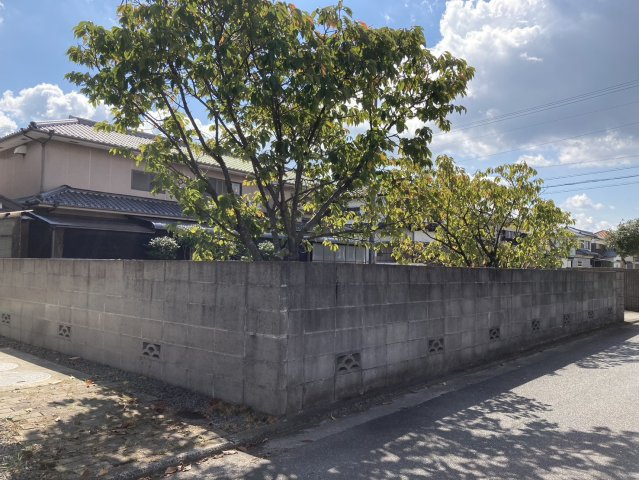 西条市北条1228-9.1228-10　土地の前面道路含む現地写真