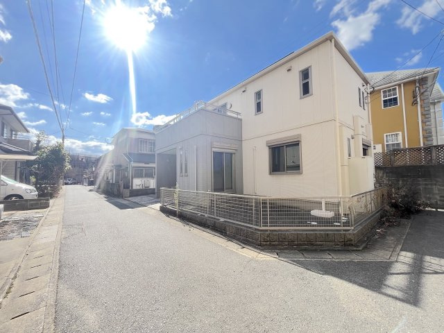 諸岡３丁目戸建ての前面道路含む現地写真