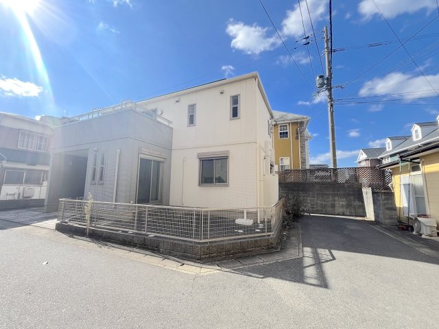 諸岡３丁目戸建ての前面道路含む現地写真