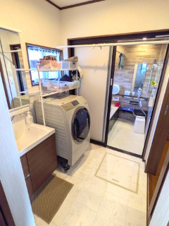 滑川町羽尾  中古戸建の洗面所|キッチンから洗面室・浴室へ