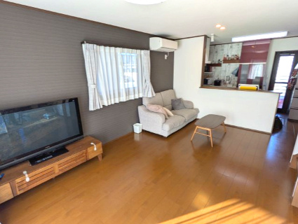 滑川町羽尾  中古戸建の居間・リビング|リビングからダイニング眺め