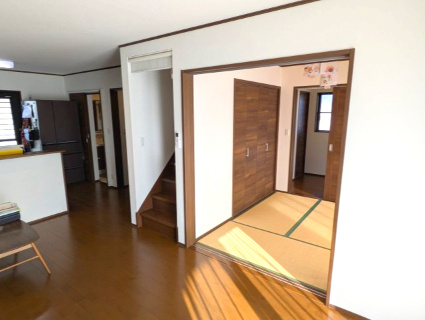 滑川町羽尾  中古戸建の居間・リビング|リビングから和室へ