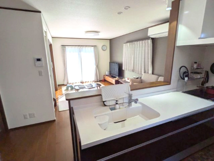 滑川町羽尾  中古戸建のキッチン|キッチンからリビングの眺め