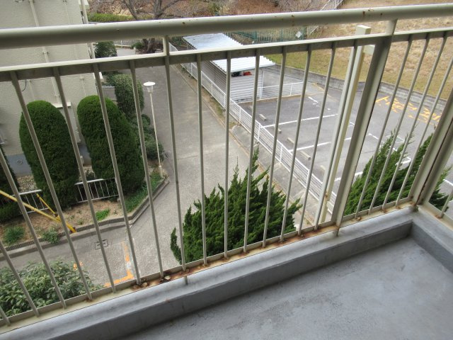 兵庫県公社　神陵台特別のバルコニー|暖かな日差しのふりそそぐバルコニー