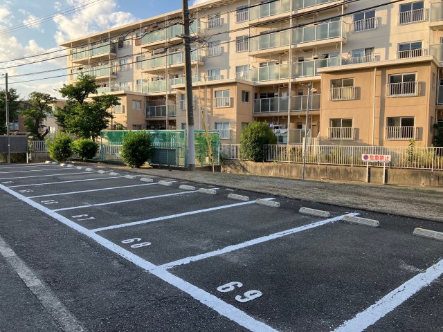 兵庫県公社　伊川谷（３）４号棟の駐車場|車をお持ちの方に嬉しい駐車場付きの物件です