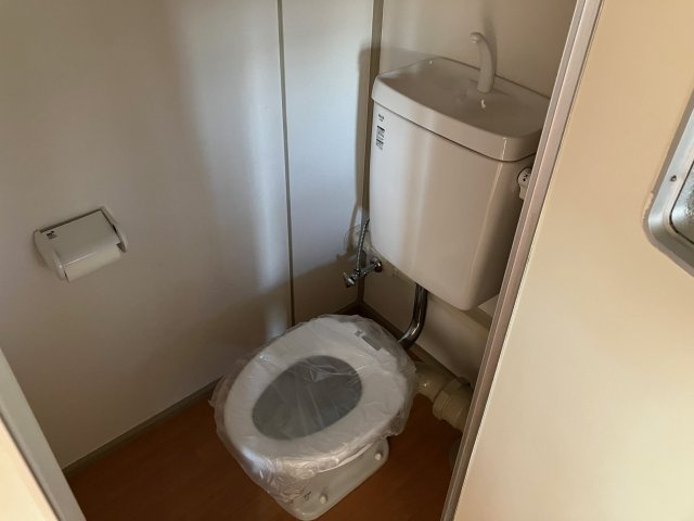 兵庫県公社　伊川谷（３）４号棟のトイレ|多機能便座を設置できるようコンセントが引かれています