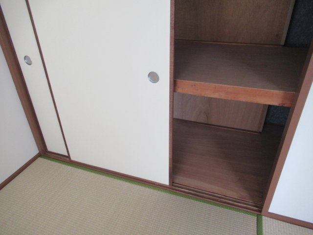 兵庫県公社　神陵台特別の収納|１．５間の押入れです。上部には天袋もあります。