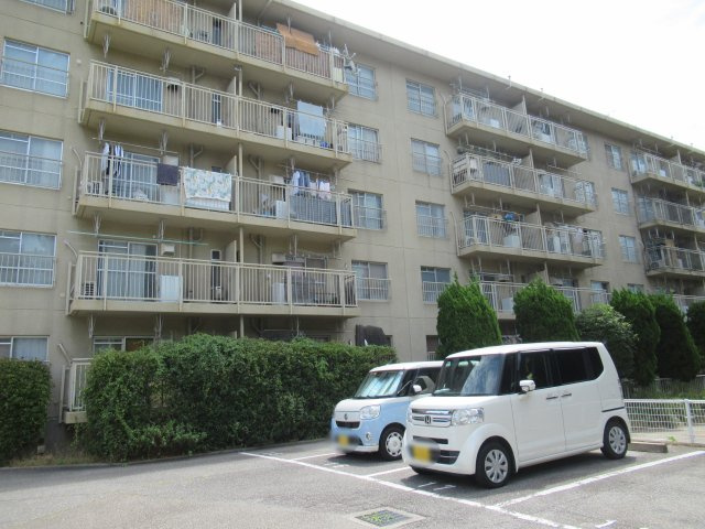 兵庫県公社　神陵台特別の駐車場|車をお持ちの方に嬉しい駐車場付きの物件です