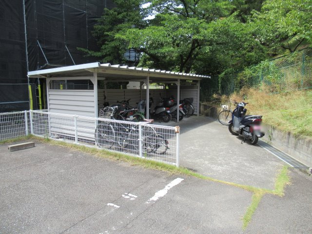 兵庫県公社　神陵台特別のその他共用部分|建物の西側に駐車場や駐輪場があります。