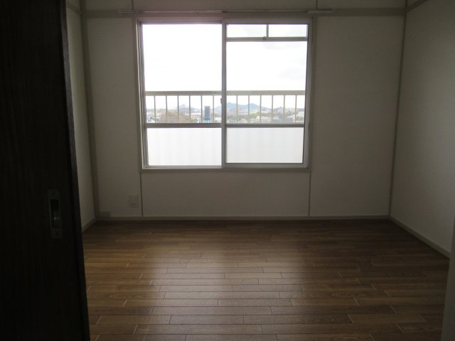 兵庫県公社　神陵台特別の洋室|東側の洋室です。ほかにも和室が２部屋あります。