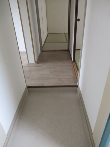 兵庫県公社　明舞北１A号棟の玄関|うまく工夫をして傘立てやげた箱を置きましょう