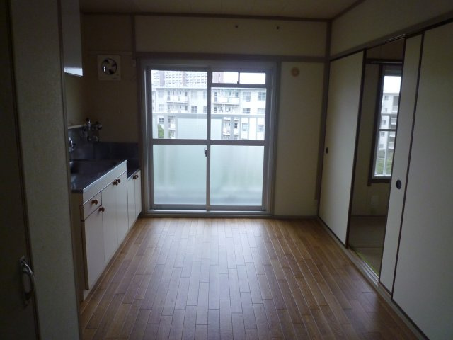 兵庫県公社　明舞北１A号棟の居間・リビング|キッチン横の居室です