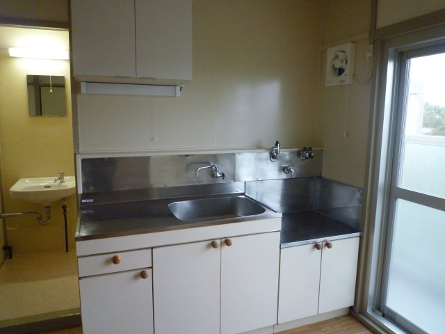 兵庫県公社　明舞北１A号棟のキッチン|収納の多い流し台です