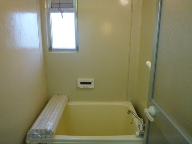 兵庫県公社　明舞北１A号棟の浴室|追い焚き機能つき。浴室には窓が付いています