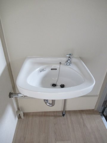 兵庫県公社　明舞北１A号棟の洗面所|浴室横にある洗面台です