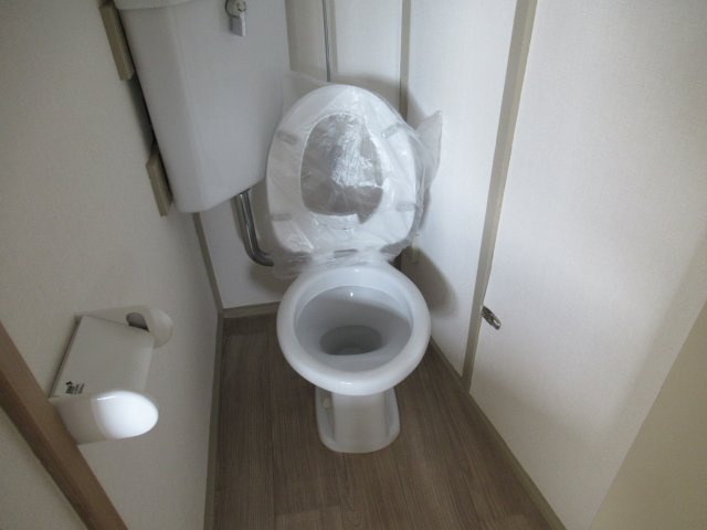 兵庫県公社　明舞北１A号棟のトイレ|多機能便座を置けるようにコンセントが設置されています