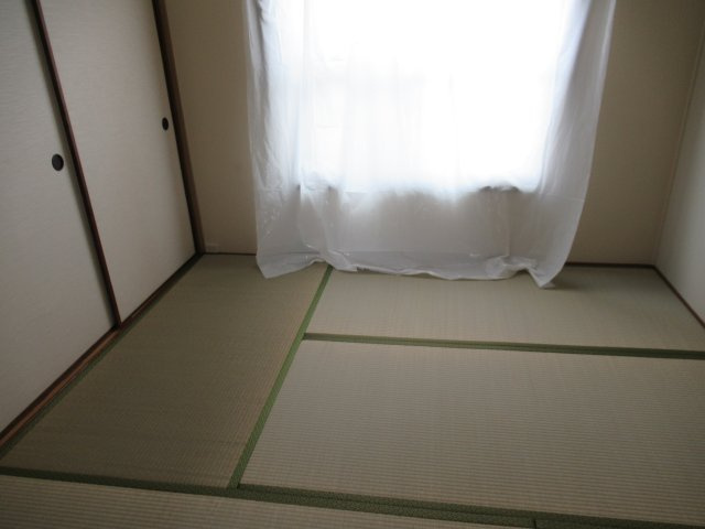 兵庫県公社　明舞北１A号棟の和室|北側和室です。４．５畳と６畳の和室が繋がっています。