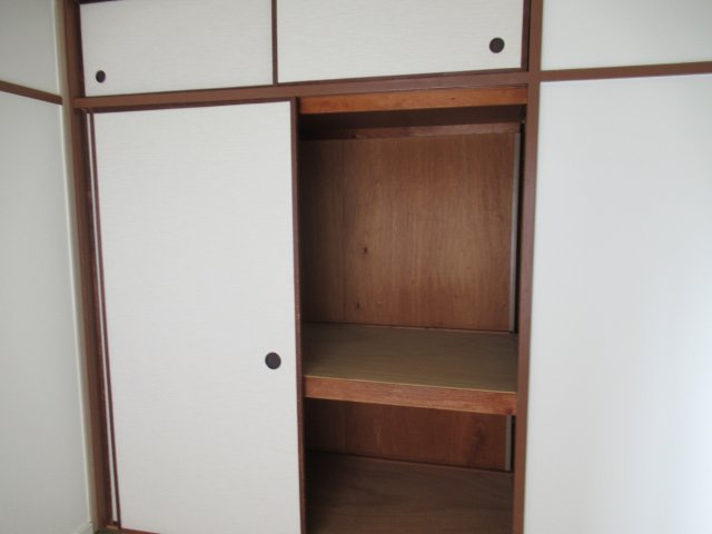 兵庫県公社　明舞北１A号棟の収納|１．５間ある押入れです。上部には天袋もあります。