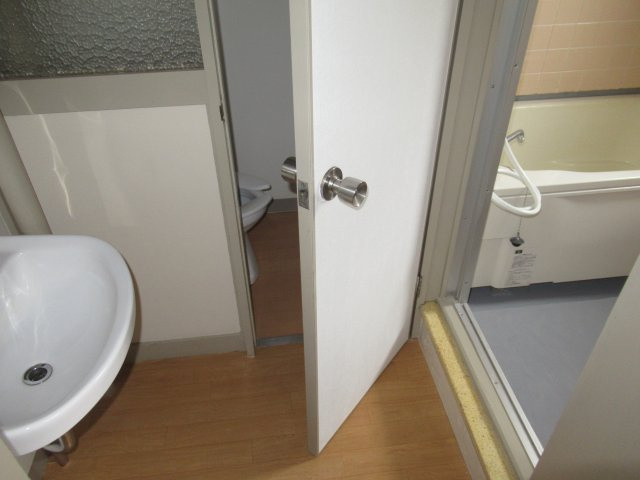 兵庫県公社　東垂水南（3）５号棟の洗面所|スペースが確保できる洗面所です