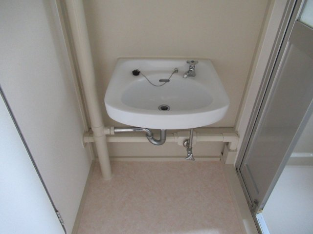 兵庫県公社　東垂水南（４）３B号棟の洗面所|忙しい朝には欠かせない洗面所です