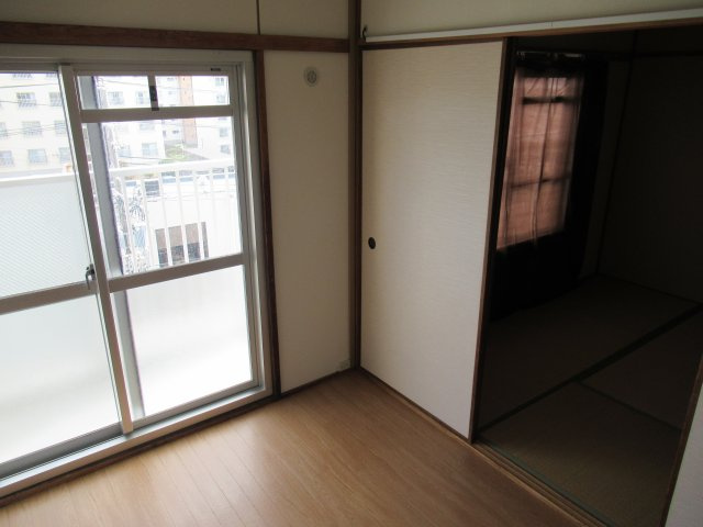 兵庫県公社　東垂水南（４）３B号棟の居間・リビング|ゆったりとしたリビングです