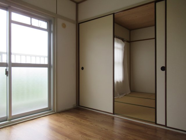 兵庫県公社　東垂水南（４）３B号棟の居間・リビング|キッチンに連なる居間と和室です