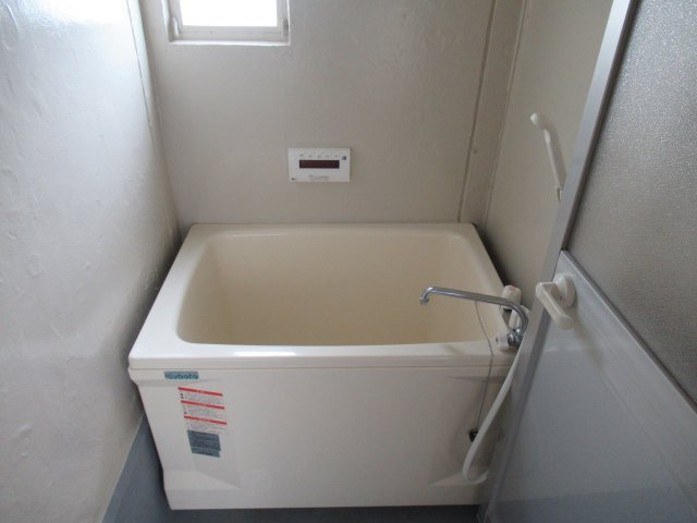 兵庫県公社　東垂水南（４）３B号棟の浴室|浴室に窓があります