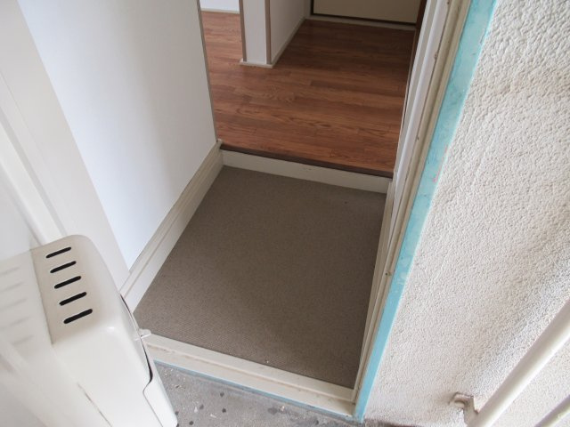 兵庫県公社　東垂水南（４）３B号棟の玄関|うまく工夫をしてげた箱や傘立てを置きましょう