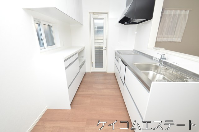 新築住宅　プラザコート永犬丸南町3丁目のキッチン|◎お手入れしやすいIHコンロ3口【オール電化】◎子育てにはうれしい対面キッチン◎食洗器があると家事の時短にもつながります。◎標準設備でカップボード付きがうれしいです。炊飯する際は引き出して対応も可能！