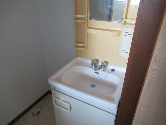 フラット松江の洗面所|明るい洗面所です