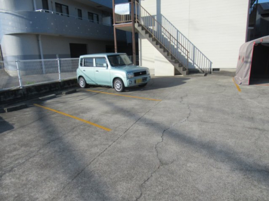 フラット松江の駐車場|駐車場があるので、車を買う予定の方も安心です