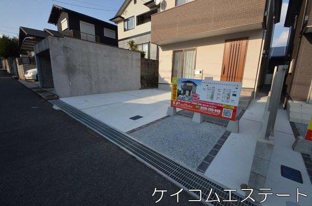 新築住宅　プラザコート永犬丸南町3丁目の駐車場|並列で２台駐車可能です。