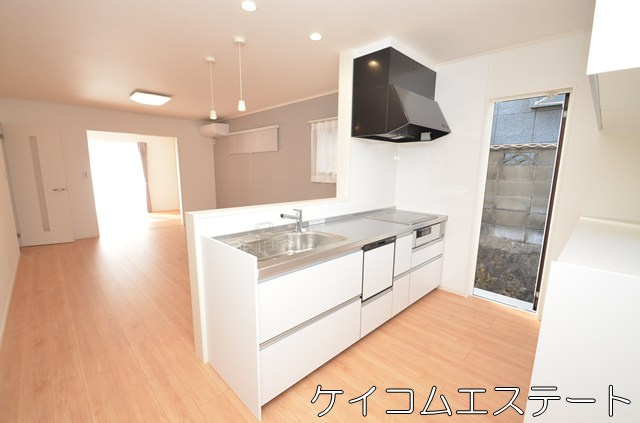 新築住宅　プラザコート永犬丸南町3丁目のキッチン|◎お手入れしやすいIHコンロ3口【オール電化】◎子育てにはうれしい対面キッチン◎食洗器があると家事の時短にもつながります。