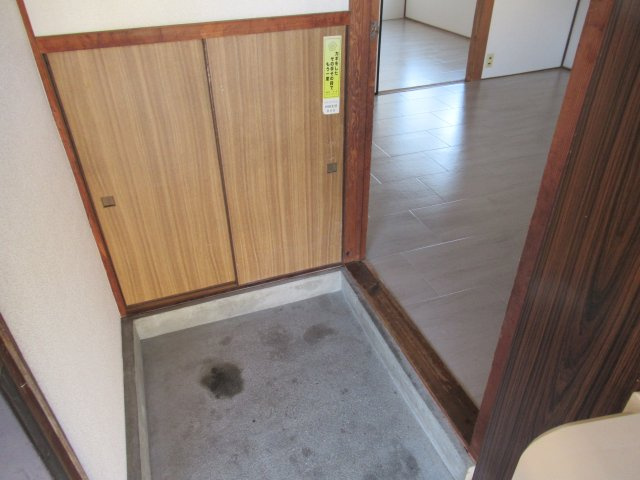 第一松雅荘の玄関|げた箱があります