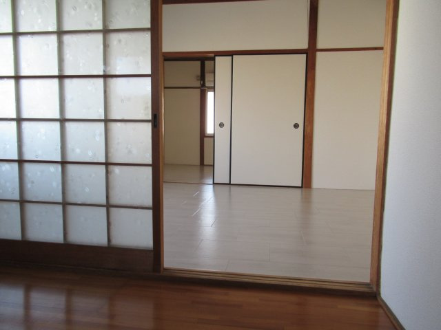 第一松雅荘のその他|キッチン側から見ると、リビング、洋室、洋室とつながっています