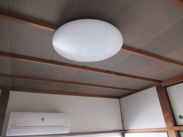 第一松雅荘の設備|電灯付きです。エアコンは１台設置されています。