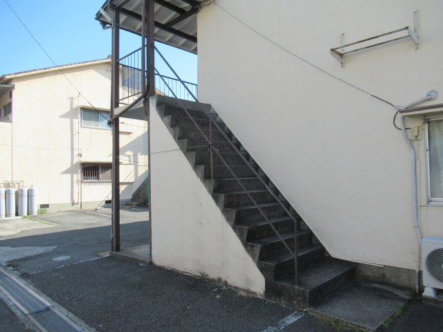 第一松雅荘のその他共用部分|２階へ上がる共用階段です