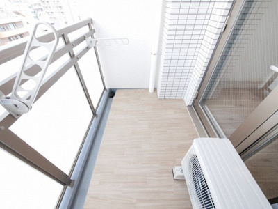 【バルコニー】 | プレサンス松屋町ヴェルデス | 外からの目が気にならないバルコニーで洗濯物が干せます
