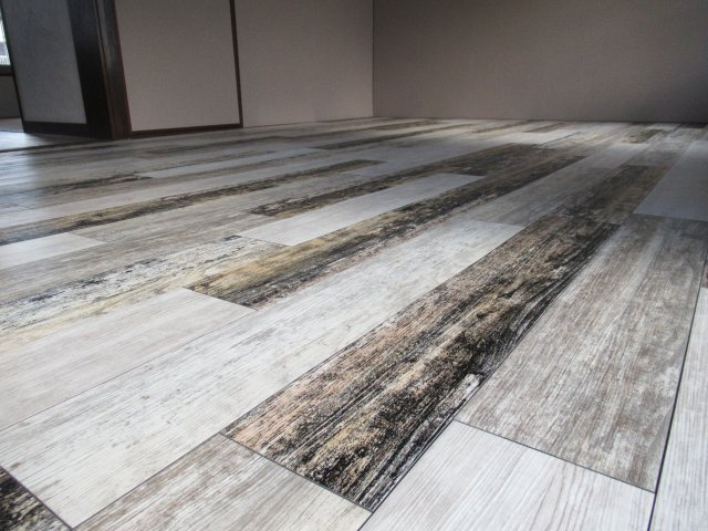 狩口台住宅２８号棟の内装|１２．０帖洋室の床面です