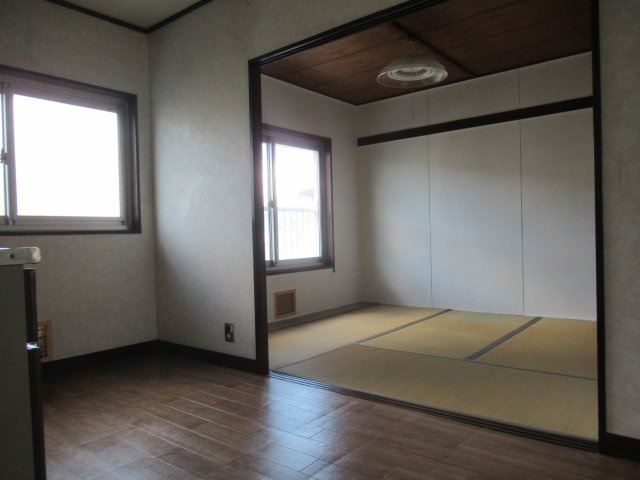 狩口台住宅２８号棟の居間・リビング|こちらの居間で趣味の時間をお楽しみください