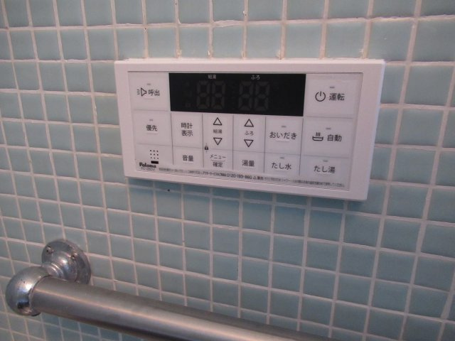 狩口台住宅２８号棟の浴室|追い焚き機能のあるコントローラー