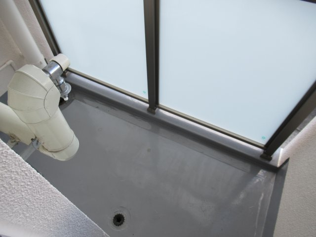 狩口台住宅２８号棟の設備|浴室北側の洗濯機置き場です