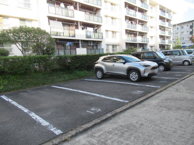 狩口台住宅２８号棟の駐車場|駐車場完備です