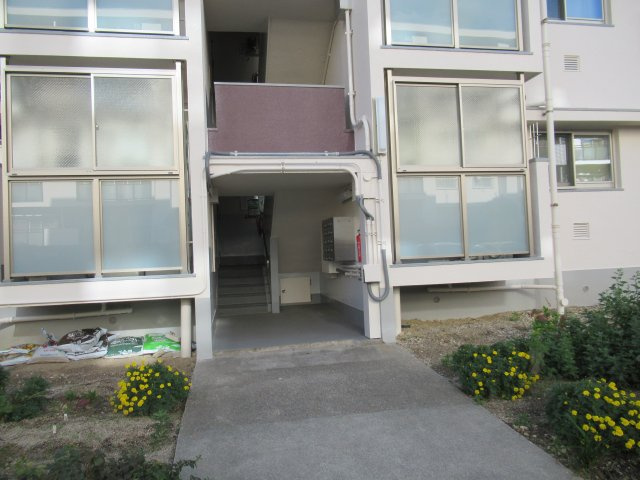 狩口台住宅２８号棟のエントランス|落ち着いたエントランスです