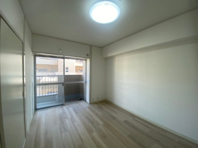 【居間・リビング】 | ロイヤルハイツあびこ | ゆったり過ごせる居間です