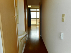 収納もある玄関です