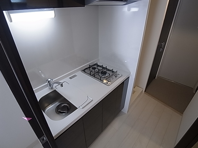 神戸市兵庫区湊町３丁目の賃貸マンションのキッチン|システムキッチン（ガスコンロ２口）
