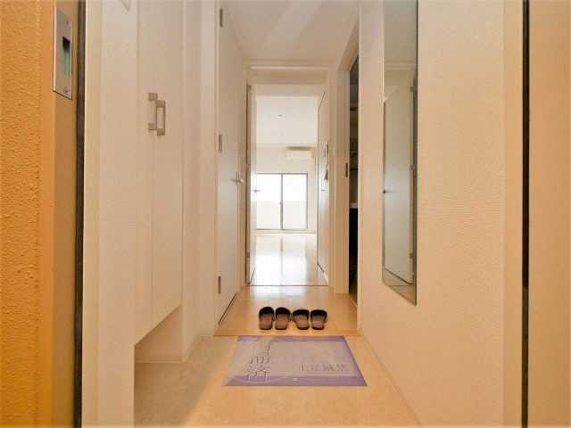 セレニテ新大阪カルムの玄関