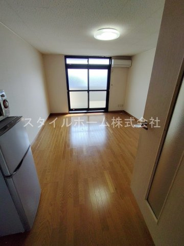 MORRISの居間・リビング|別部屋写真です。