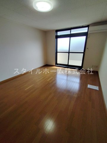 MORRISの居間・リビング|別部屋写真です。